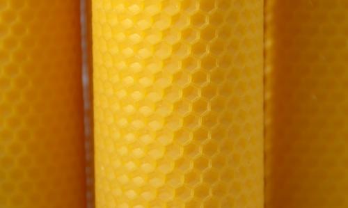 1 Kilo Wabenplatten aus reinem Bienenwachs. 18 Platten Höhe 20 cm , Länge 30 cm. Reines Bienenwachs.